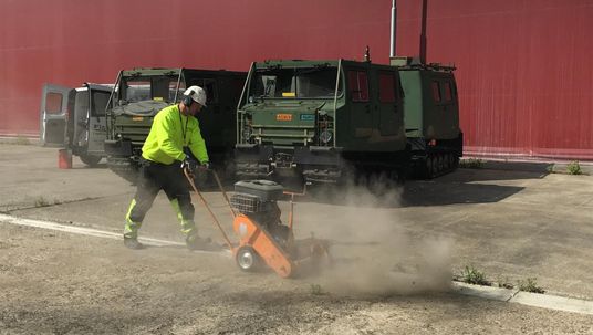 Rød byggning med biler foran